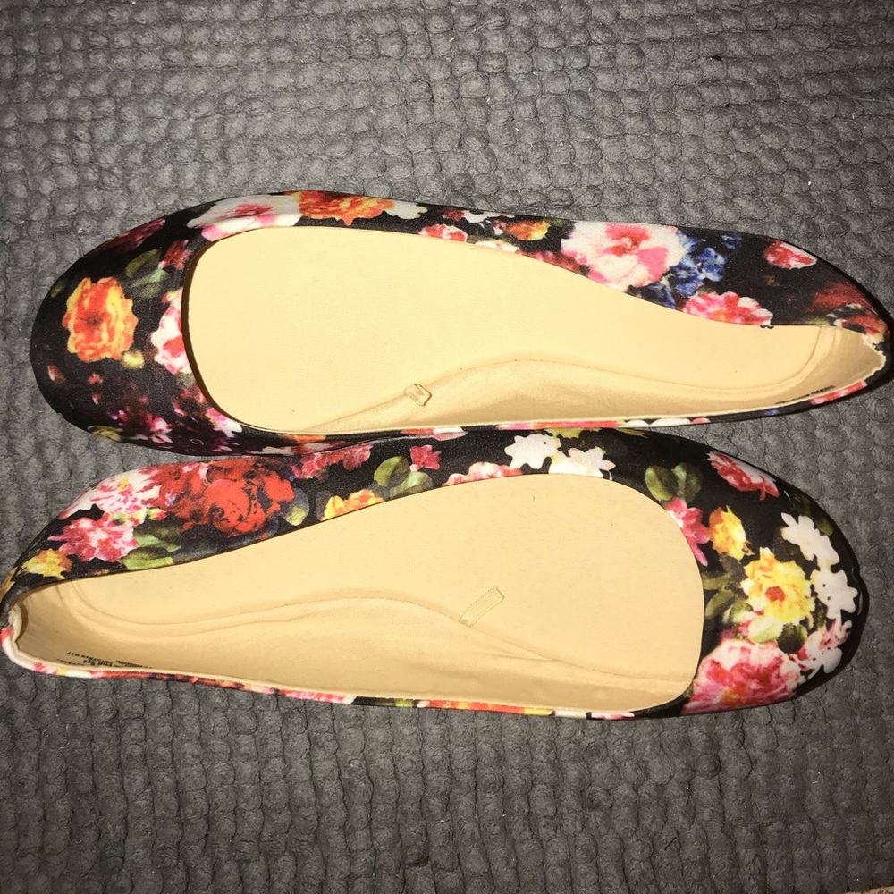 NWOT Floral print satin fabric flats